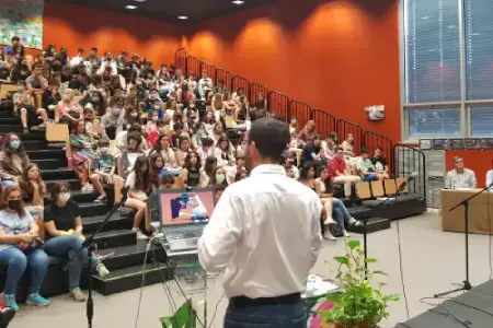 Closed image alt text